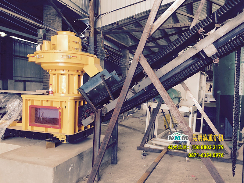 鋸末顆粒機正在安裝調試